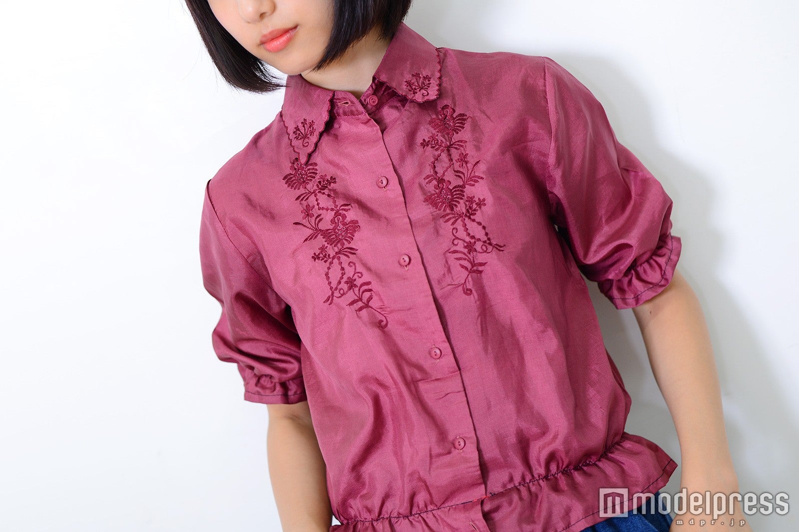 レトロデザインのシャツは「LEBECCA boutique（レベッカ ブティック）」／谷奥えり（C）モデルプレス