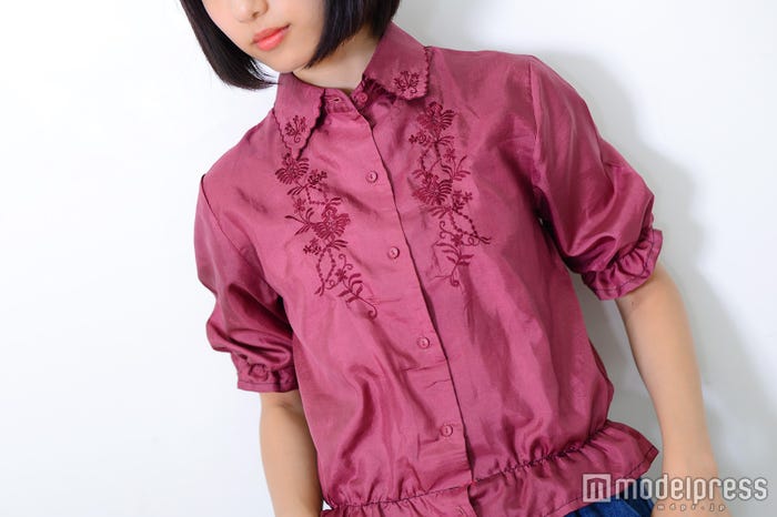 レトロデザインのシャツは「LEBECCA boutique(レベッカ ブティック)」/谷奥えり(C)モデルプレス