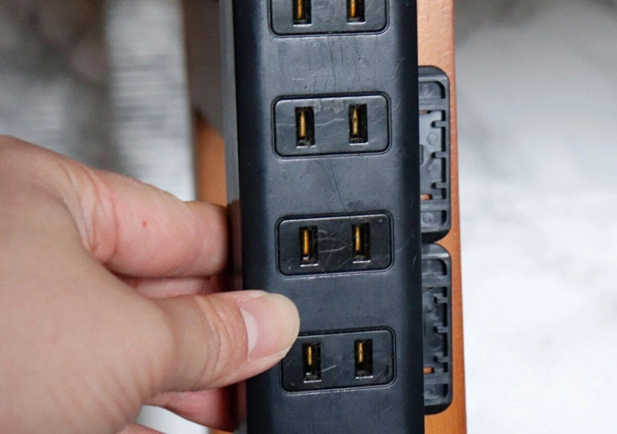 ダイソー 電源タップ固定器(黒) 使用例 ダイソー 電源タップ固定器(黒) 使用例