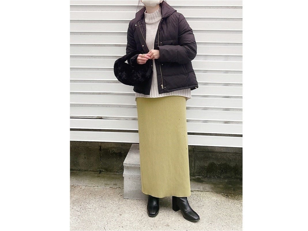 淡いカラーのトップス＆インナーを合わせることで、黒も重たくなりすぎずに着られる　出典：WEAR