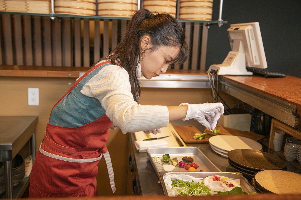 小島瑠璃子／27日放送『ますおかタカトシこじるりの ベタな旅人トラベター』より（C）HBC