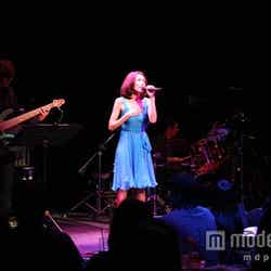 25周年記念ライブで熱唱する工藤静香