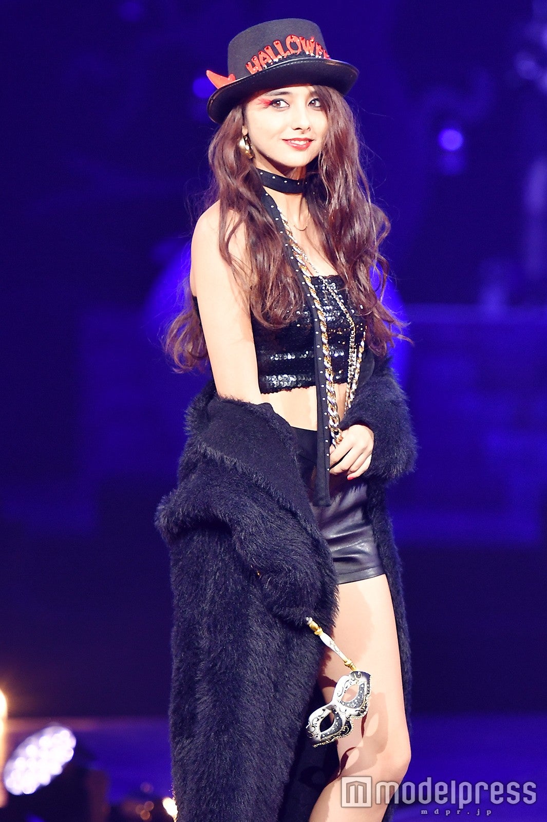 石田ニコル、ブラックのSEXY衣装でトップバッター　豪華“ハロウィンナイト”開幕