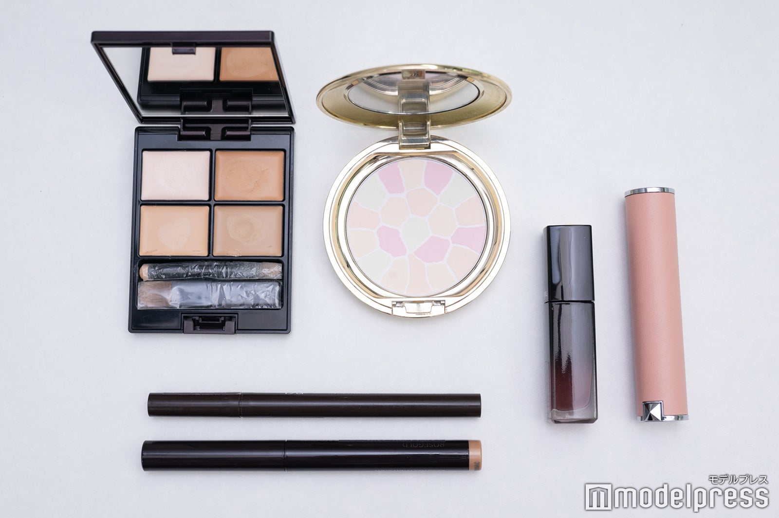 原田葵アナのメイクポーチの中身をチェック！（C）モデルプレス