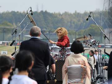 YOSHIKIがF1日本GP決勝スタート前のセレモニーで、13万人を前にど迫力の国歌演奏