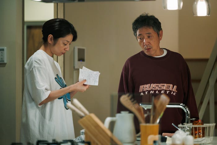 小池栄子、小林薫「コタツがない家」第2話より(C)日本テレビ