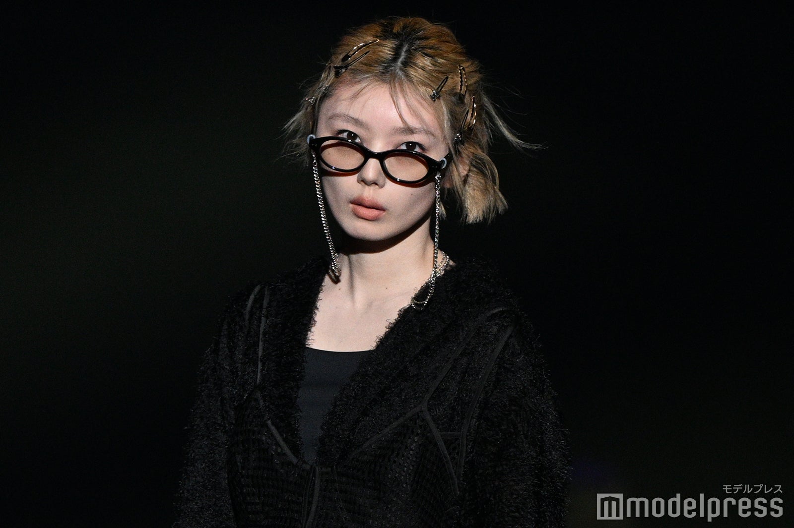 櫻坂46藤吉夏鈴、メガネチェーン・無造作ヘア…遊び心満載全身ブラックスタイリング【TGCあいち・なごや2026】