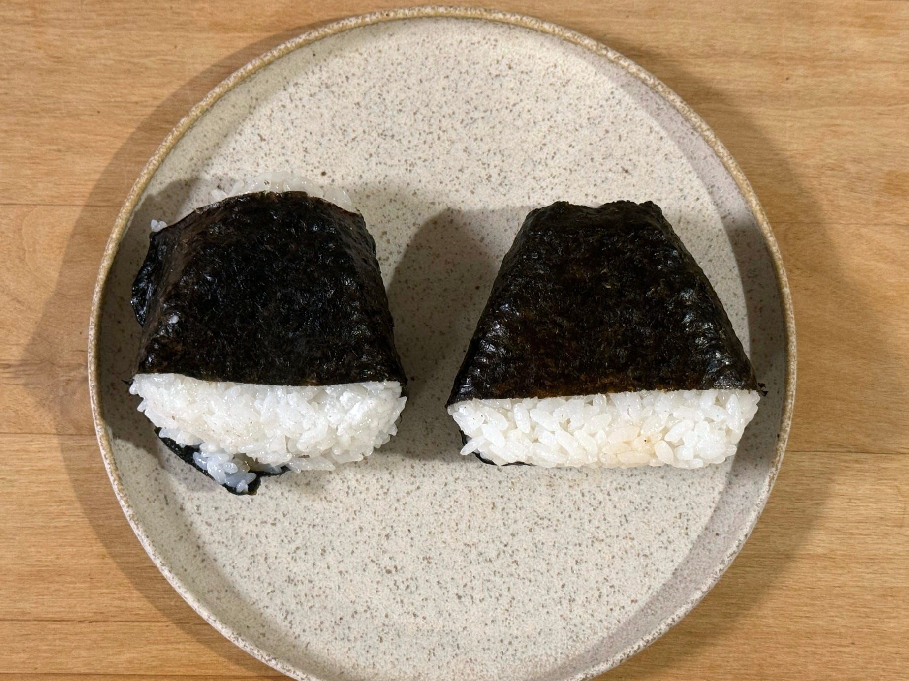 ローソンの「焼さけおにぎり」。左が冷凍、右がチルド