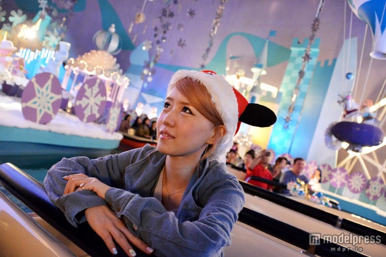 幻想的な雰囲気にうっとり／「イッツ・ア・スモールワールド“ベリーメリーホリデー”」／モデル：河西里音