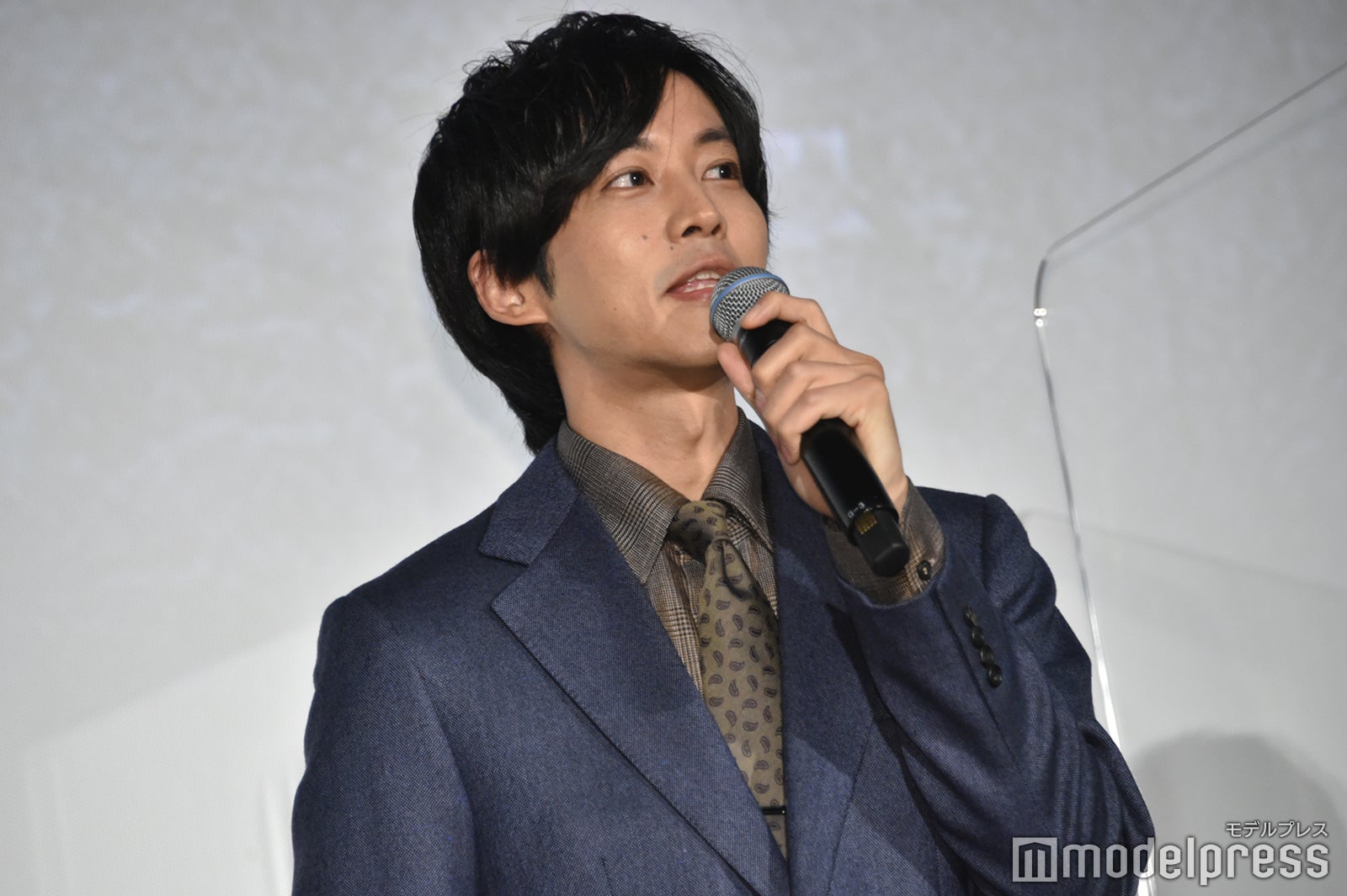 みんなと一緒にいたくてストーブの前にずっといた松坂桃李 （C）モデルプレス