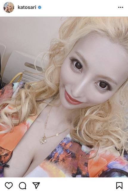 加藤紗里 娘が1歳の誕生日を迎えたことを報告 ブロンドの盛り髪ショットに ママになってもおしゃれ の声も モデルプレス