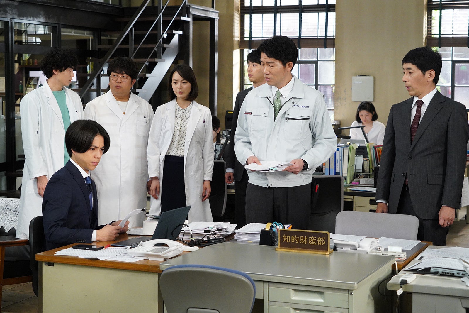 重岡大毅、豊田裕大、諏訪雅、朝倉あき、渡辺大知、高橋努、野間口徹「それってパクリじゃないですか？」第8話より（C）日本テレビ