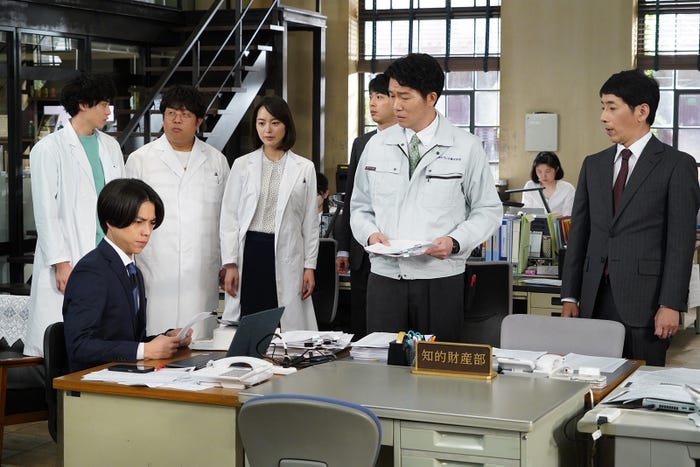 重岡大毅、豊田裕大、諏訪雅、朝倉あき、渡辺大知、高橋努、野間口徹「それってパクリじゃないですか?」第8話より(C)日本テレビ