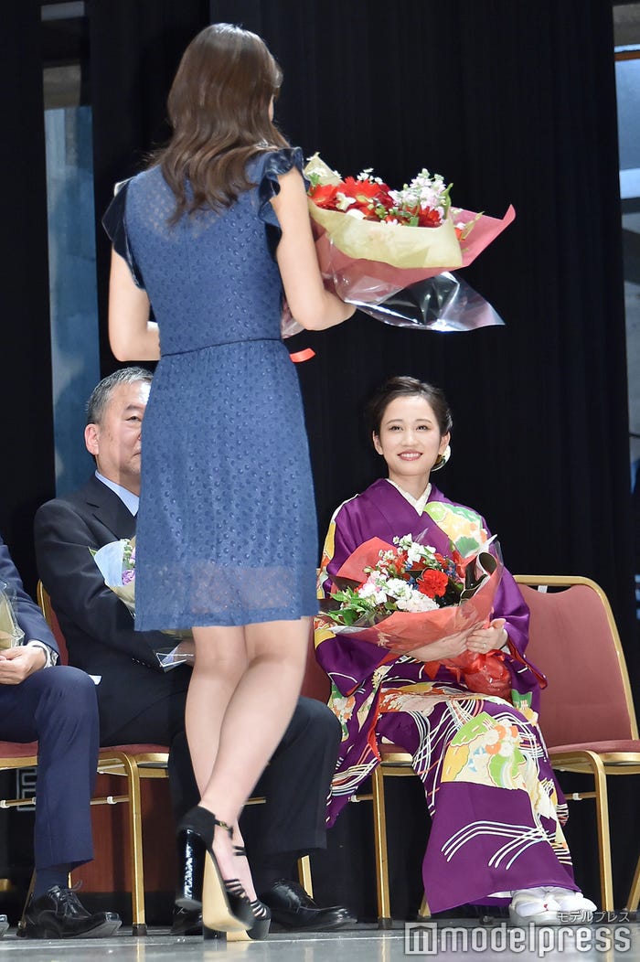 前田敦子とアイコンタクトを取る関水渚(C)モデルプレス