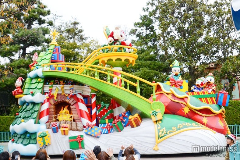 クリスマスプレゼントの準備をしているサンタクロースの家