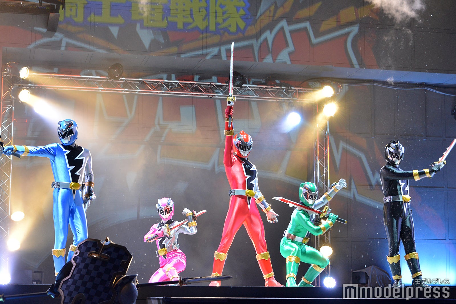 ヒーローショーの様子（C）モデルプレス