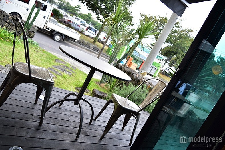 大きな扉を開け放したオープンダイニング