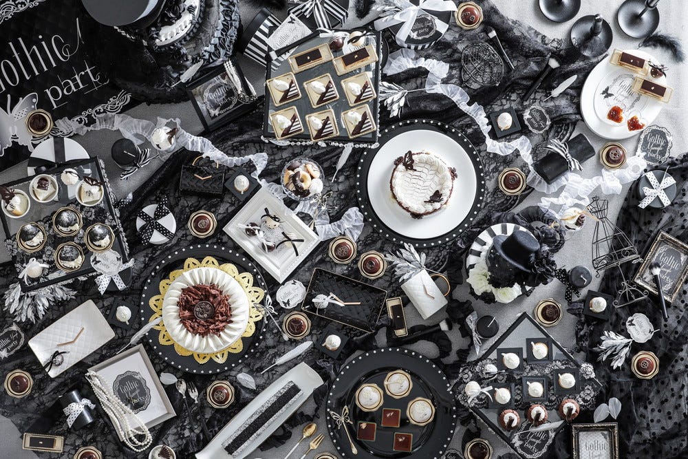 白黒スイーツに舌鼓「モノクロ・ゴシック スイーツパーティー」名古屋で開催、バッグやリボンがモチーフに