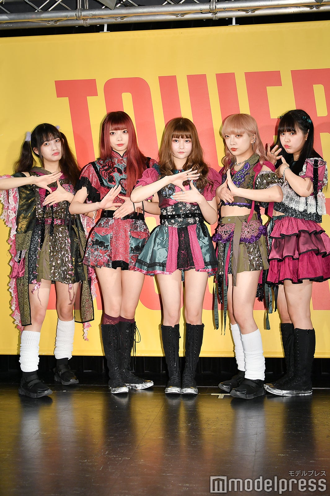 （左から）西井万理那、藍染カレン、戦慄かなの、香椎かてぃ、兎凪さやか （C）モデルプレス