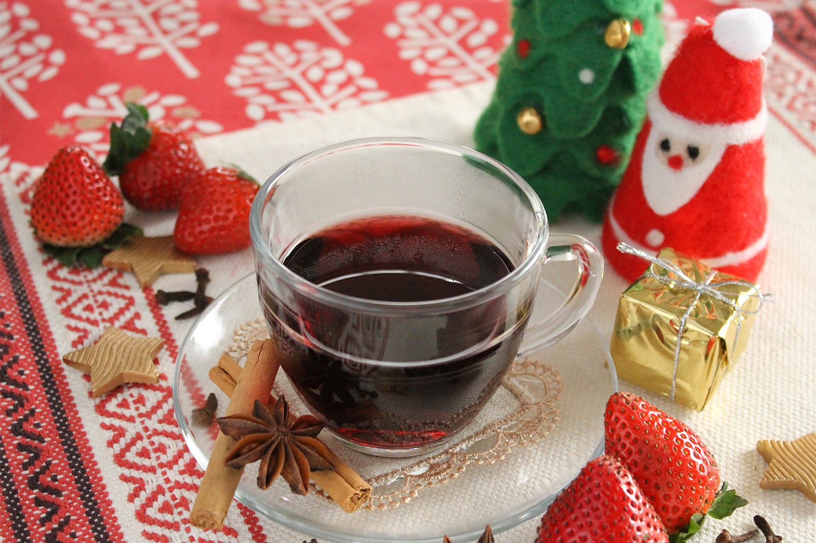 <辻口パティシエ オリジナル 会場限定>
いちごのグリューワイン／画像提供：東京クリスマスマーケット2016実行委員会