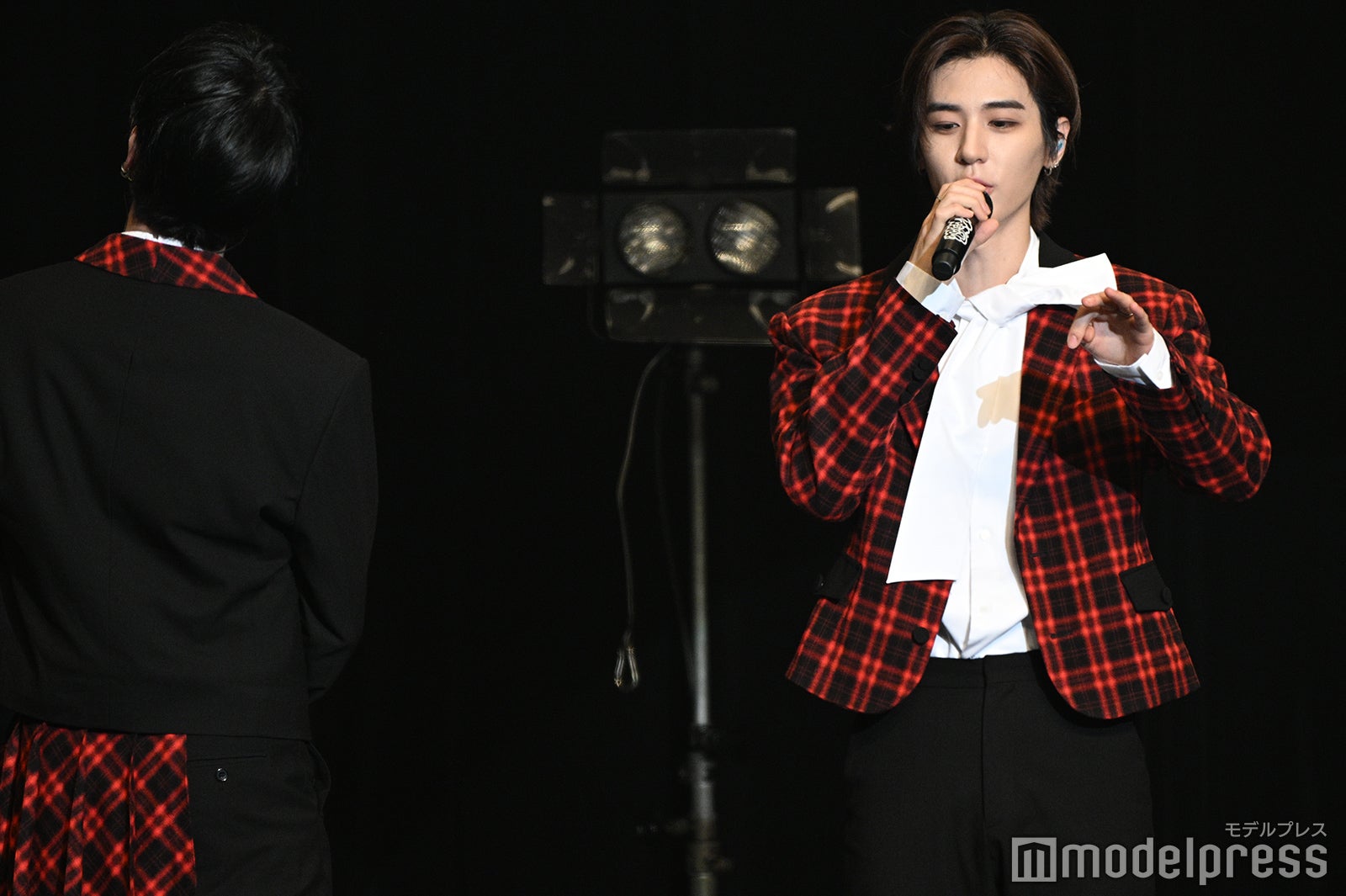 日本語を一生懸命話すLEEHAN（イハン）（C）モデルプレス