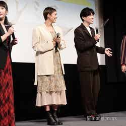 （左から）藤丸千、モーガン茉愛羅、山岡竜弘、園子温監督（C）モデルプレス