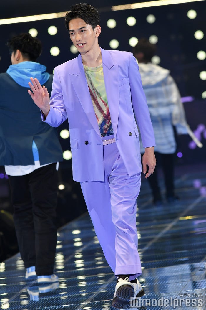 紫のセットアップで颯爽とウォーキングする町田啓太 (C)モデルプレス