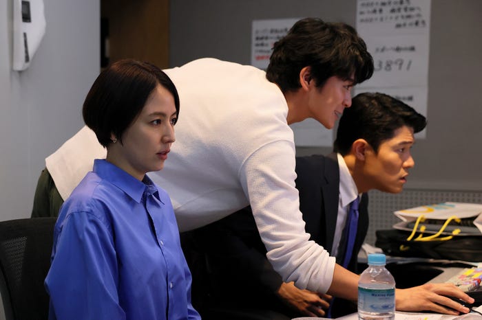 長澤まさみ、眞栄田郷敦、鈴木亮平/「エルピス―希望、あるいは災い―」第3話より(C)カンテレ