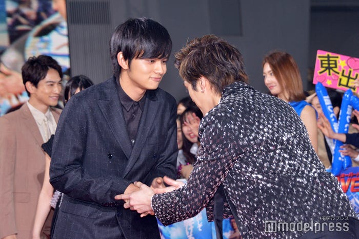 北村匠海にすぐさま握手しにいく新田真剣佑(C)モデルプレス