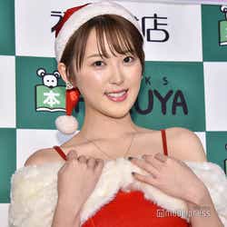 モデルプレス - 忍野さら“通訳”入れた異例の取材対応 水着撮影の影響で声出ず