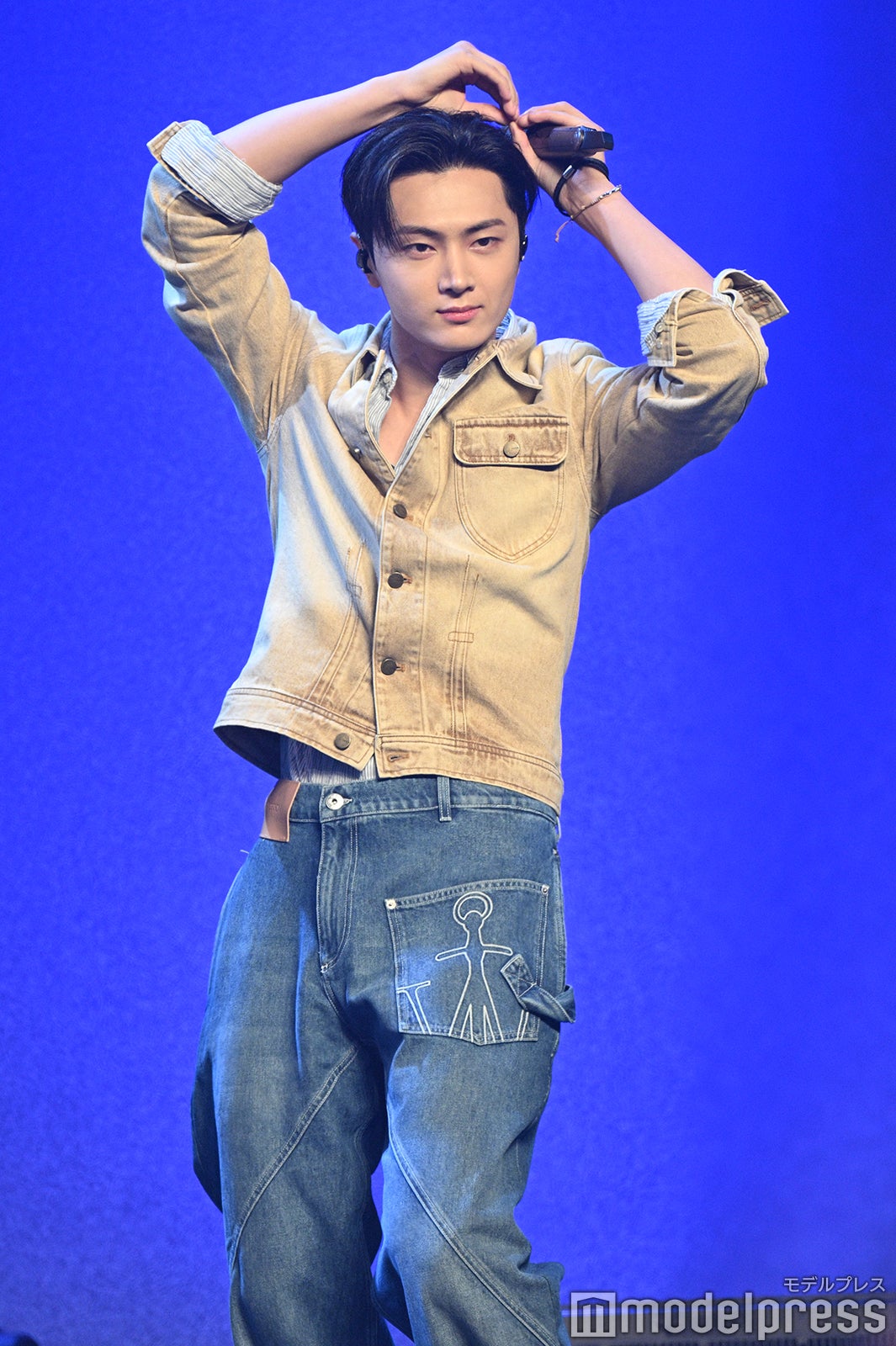 “存在がプレゼント”と言われてリボンポーズをするJAY（ジェイ）（C）モデルプレス