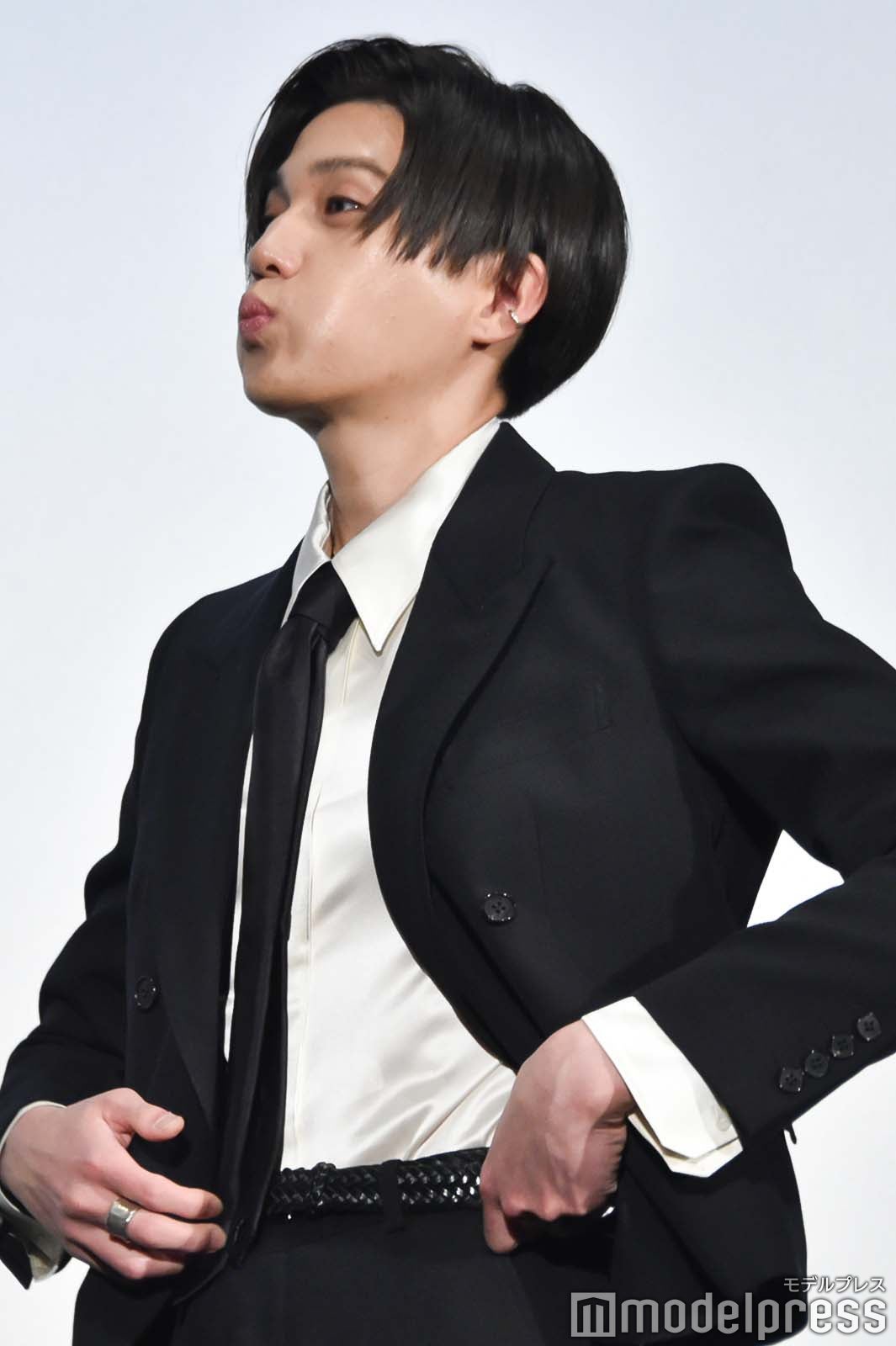 口をきゅむっとさせる八木勇征（C）モデルプレス