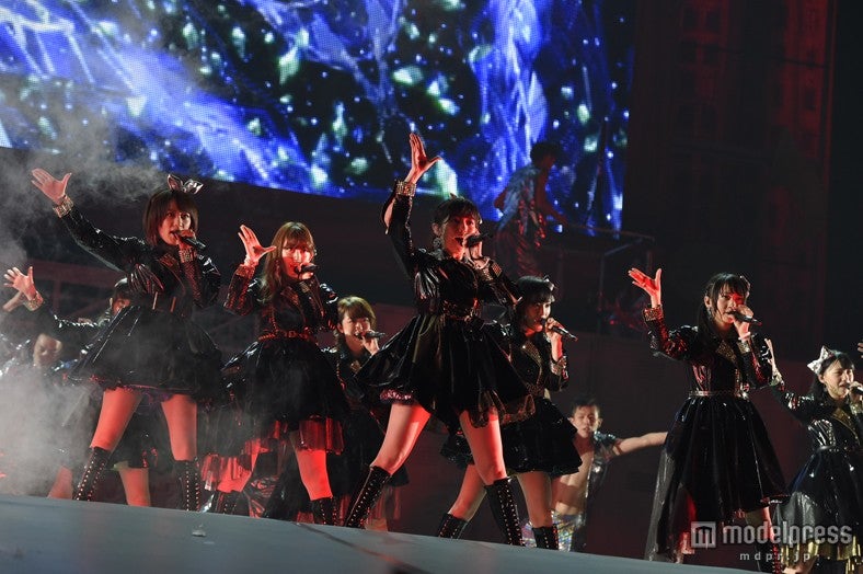 「Beginner」のパフォーマンス（C)AKS