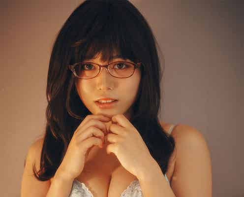 元OLグラドル東雲うみ、メガネ&ランジェリー姿にドキッ 大胆な女子大生に変身