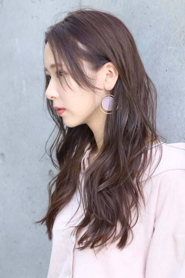 ロングヘアに合う前髪をあり なしでご紹介 雰囲気がガラッと変わるおすすめスタイル モデルプレス ロングヘアに合う前髪をあり なしでご紹介 雰囲気がガラッと変わるおすすめスタイル モデルプレス
