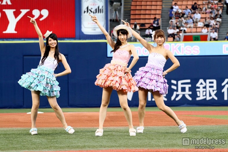 新曲「ロマンス・プライバシー」を披露するフレンチ・キス（左から）倉持明日香、柏木由紀、高城亜樹