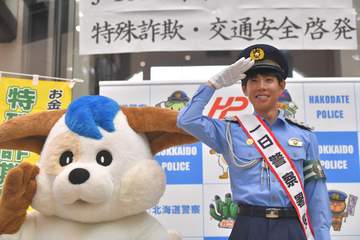 北村友が函館警察署で一日署長 警察服着用に苦笑い「勝負服の方が…」