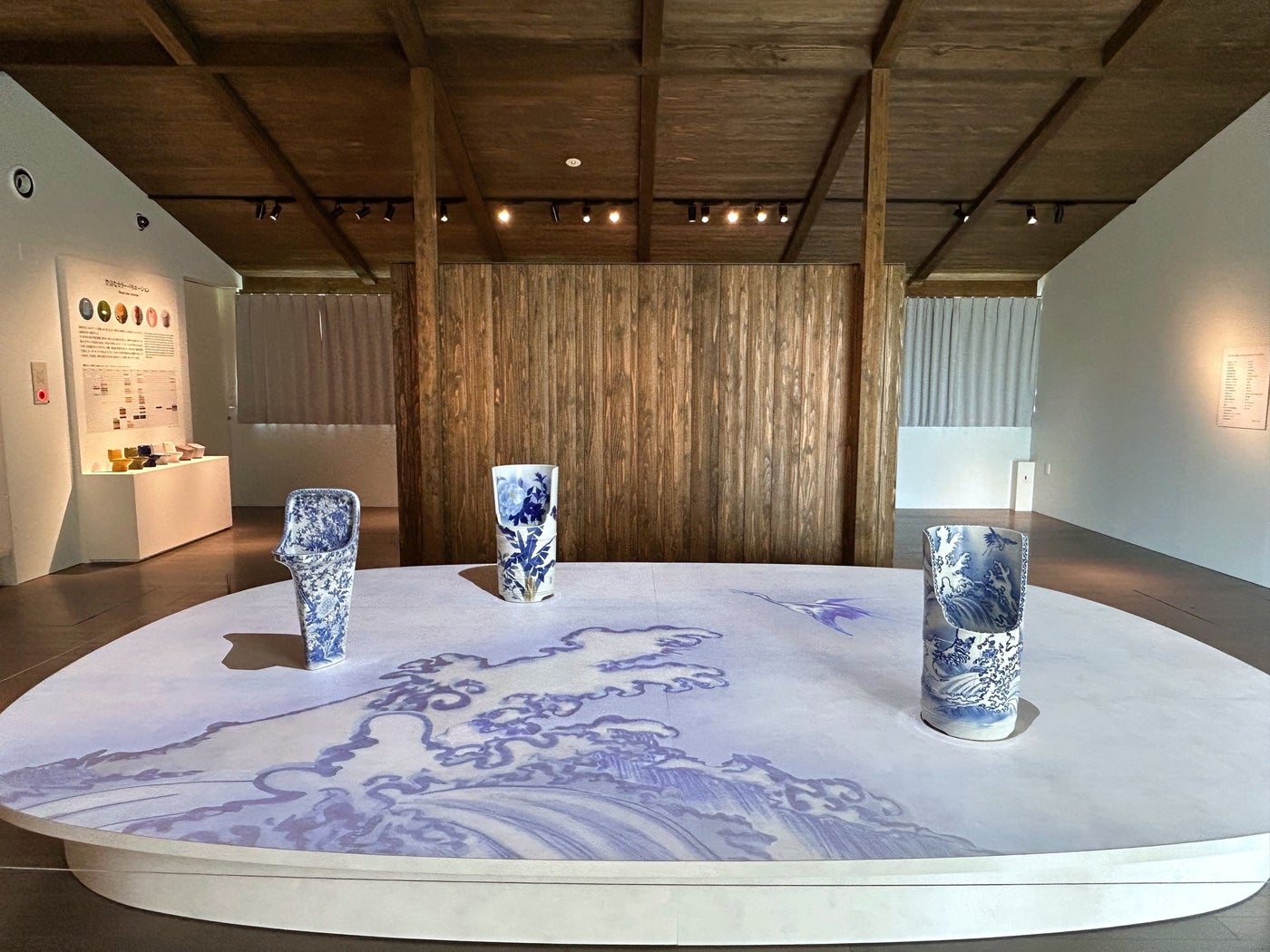 「トイレの文化館」のシンボル、染付小便器のインスタレーション