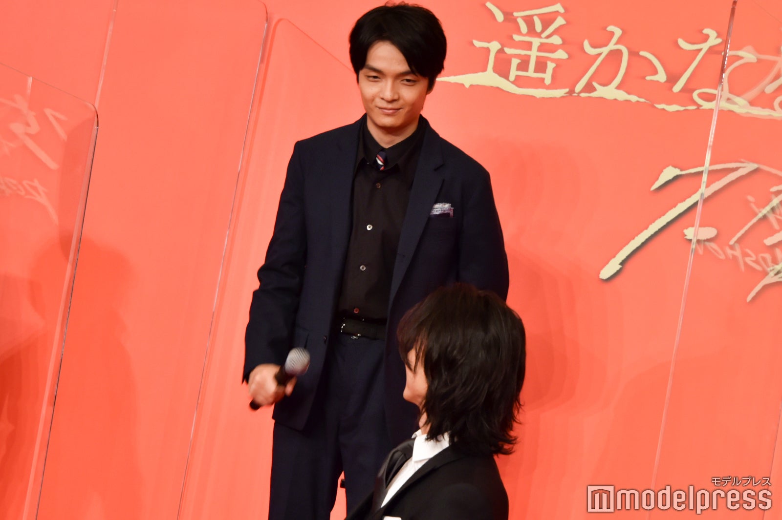 岡山天音を振り返って笑う山崎賢人 （C）モデルプレス