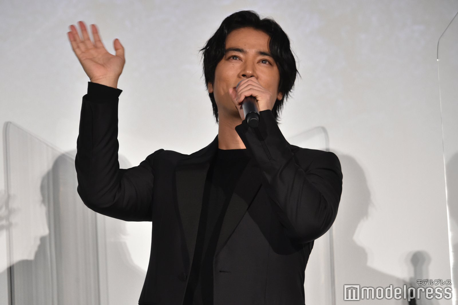 生中継カメラに手を振る桐谷健太 （C）モデルプレス