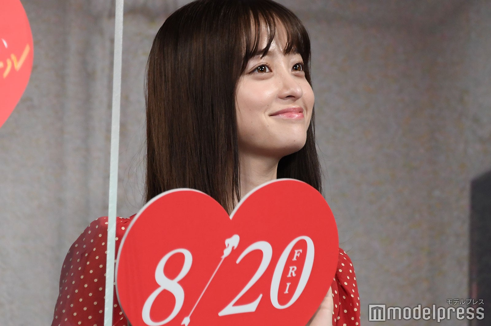 手に持つハートをキュートに振る橋本環奈（C）モデルプレス