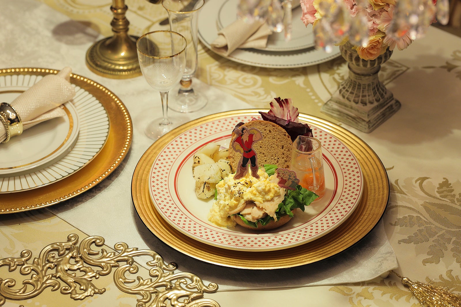 ＜Gaston＞強いぞ！グリルチキンバーガー1,890円（C）Disney