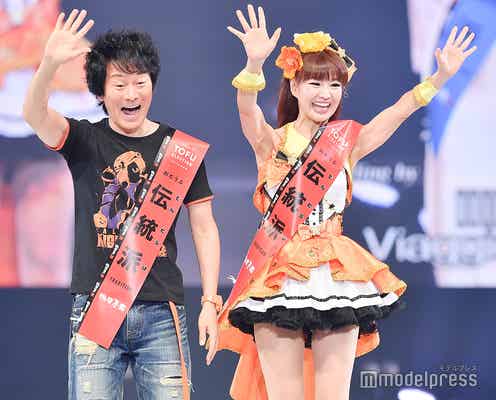 “奇跡の50歳”さゆり、ミニ丈ドレスで圧巻の美脚披露 かつみと「神コレ」シークレット登場<神コレ2019A/W>