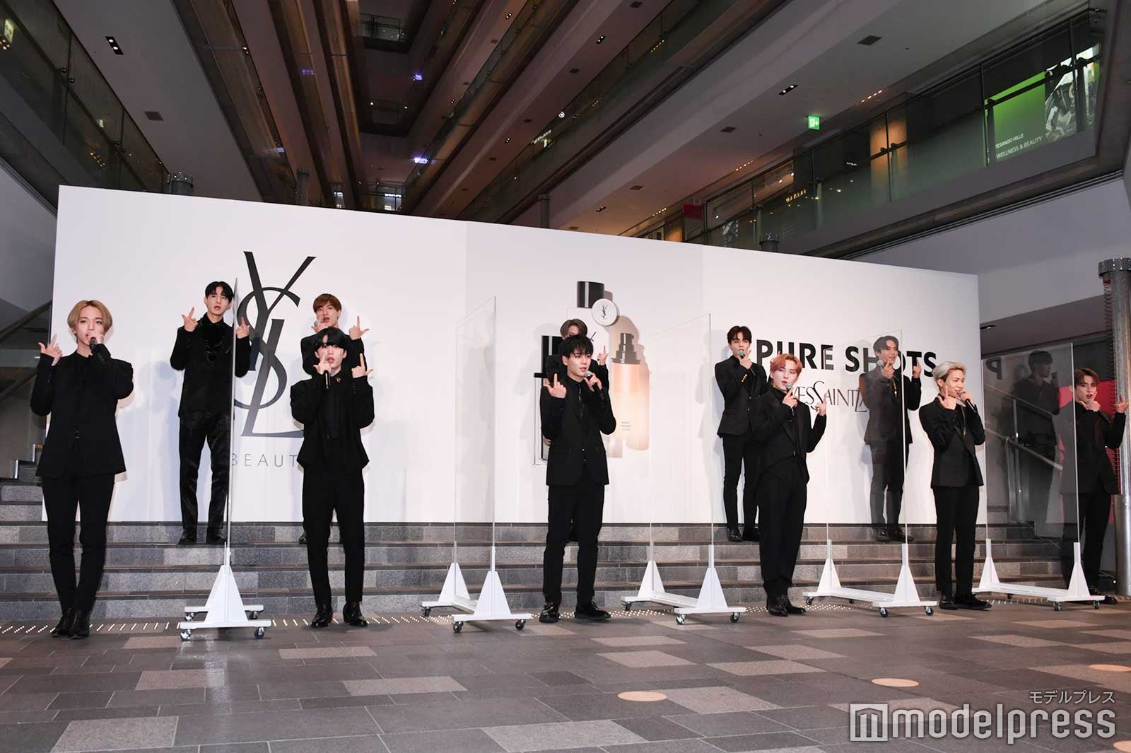 （後列）佐藤景瑚、金城碧海、白岩瑠姫、鶴房汐恩、與那城奨（前列）大平祥生、木全翔也、豆原一成、川西拓実、川尻蓮、河野純喜（C）モデルプレス