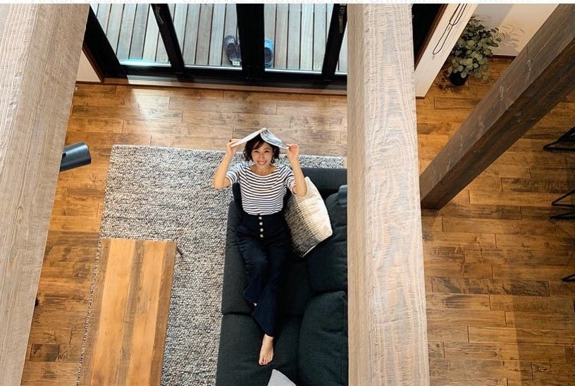 無垢フロアを使用したシックなカフェ風空間でくつろぐ山田千尋さん/ユニバーサルホーム市原店