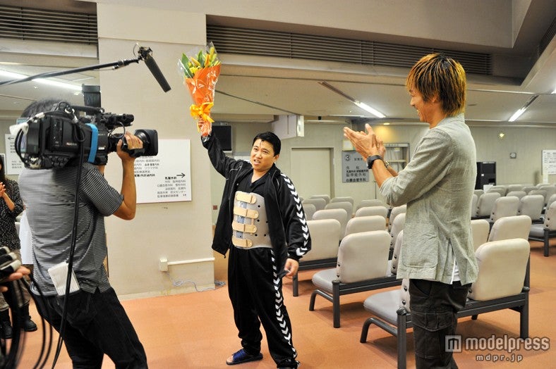 スギちゃん（中）とAKIRA（右）／画像提供：関西テレビ