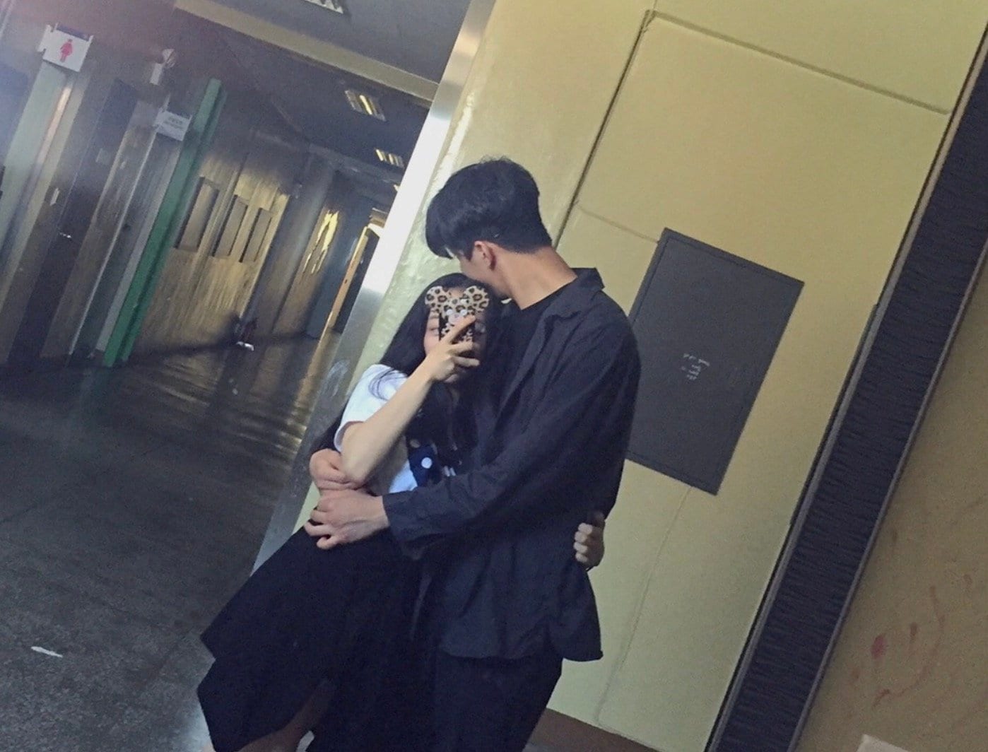 学年トップの美男美女が隠れて付き合うも「防犯カメラに映ってて…」先生にバレ「別れろ」と言われた過去