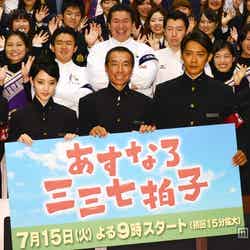 ドラマ「あすなろ三三七拍子」制作発表会の様子（左から）大内田悠平、剛力彩芽、柳葉敏郎、反町隆史、ほんこん