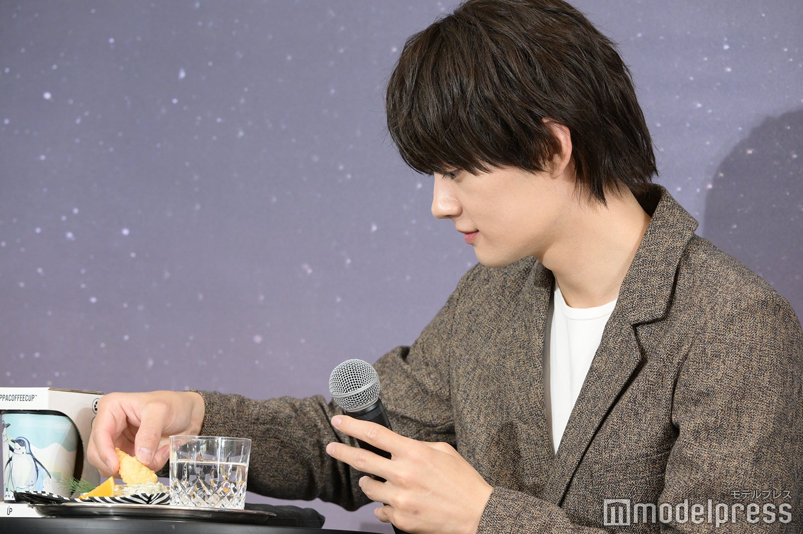 フィッシュアンドチップスを試食する佐野勇斗（C）モデルプレス