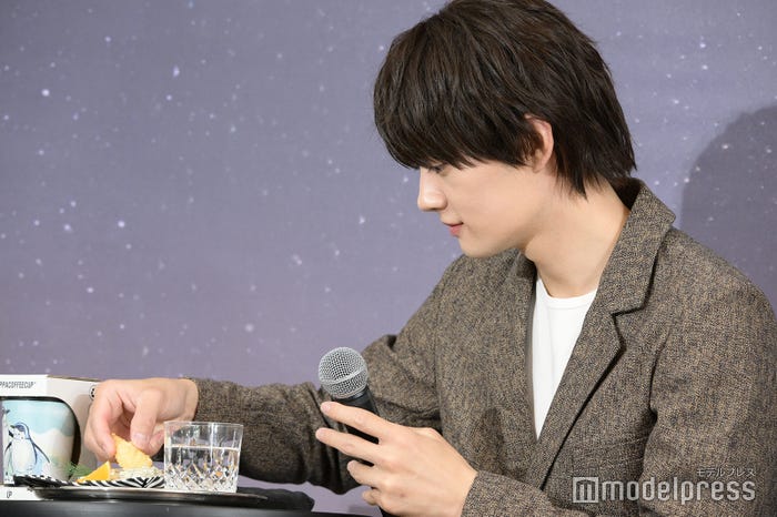 フィッシュアンドチップスを試食する佐野勇斗(C)モデルプレス